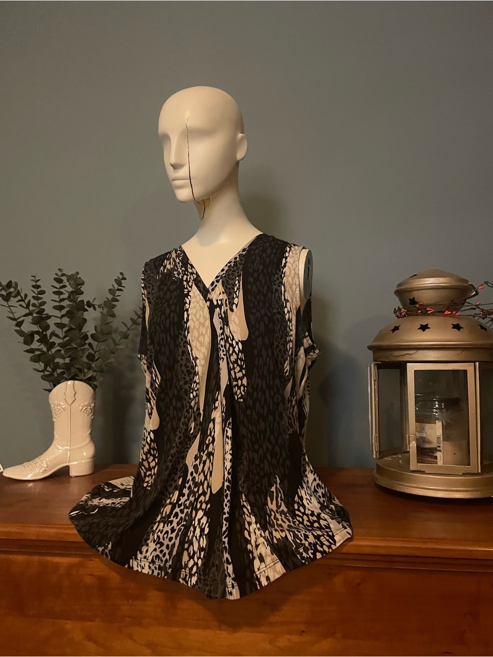Dana Buchman Black & Cream Sleeveless V-Neck animal Printed Top